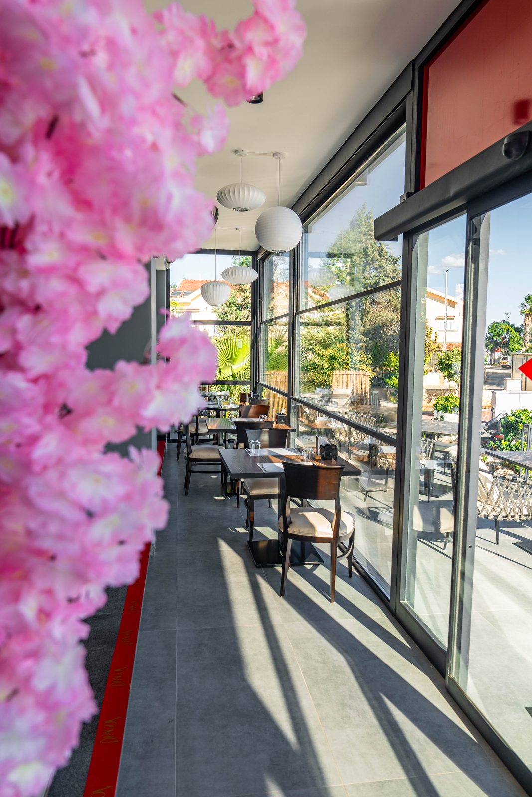 İç mekan, sakura dekoru ve pencere